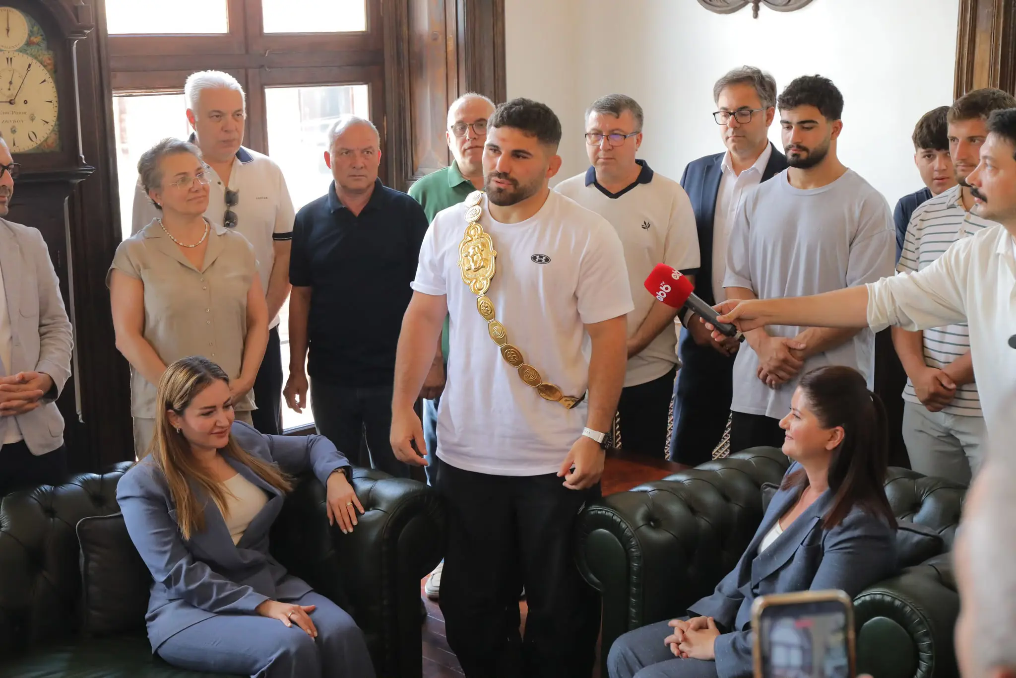 BAŞKAN FİLİZ GENCAN, 665. KIRKPINAR BAŞPEHLİVANI ERKAN TAŞ VE EDİRNELİ PEHLİVANLARI BELEDİYEDE AĞIRLADI galeri görseli